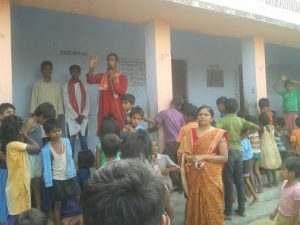 नुक्कड़ नाटक करते नाटककर्मी