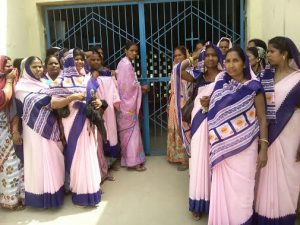 लहलादपुर स्वास्थ्य केन्द्र में ताला लगाती आशा कार्यकर्ता
