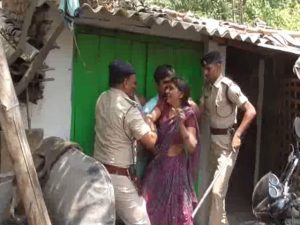 DSP-womans-brazenly-took-note-of-the-NCW_patna