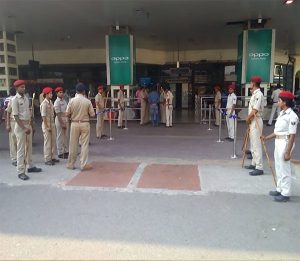 पटना एयरपोर्ट पर कन्हैया की सिक्युरिटी के लिए खड़े पुलिस के जवान।