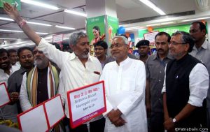 nitish with prakash jha in mall at patna