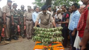 SAHEED JAVAN KO SALAMI DETE PULICE ADHIKARI siwan