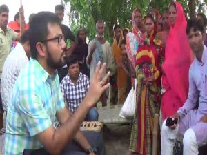 दियारा इलाके में ग्रामीणों को समझाते डीएम