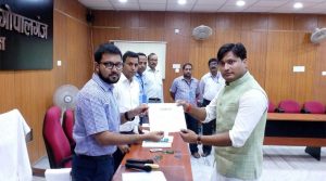 mukesh satish pande with Dm gopalganj rahul kumar taking certifcate of goaplganj jila parisad chairman