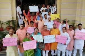 विधानसभा में विपक्षी विधायकों ने बाढ़ पीड़ितों को त्वरित सहायत को लेकर प्रदर्शन किया। 